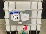 un grand conteneur muni d'une poignée et placé sur un chariot
