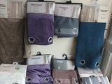 beaucoup de serviettes sur une étagère dans un magasin