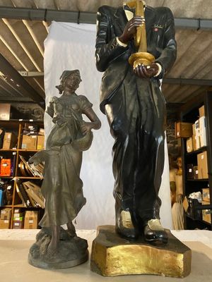 une statue représentant un homme et une femme debout l'un à côté de l'autre