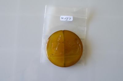 un sac en plastique contenant un morceau de nourriture