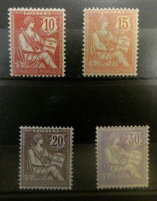 quatre timbres différents provenant de différents pays, exposés dans une vitrine