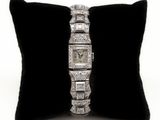 une photo d'un bracelet en diamants posé sur un oreiller
