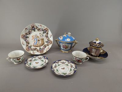 un assortiment d'assiettes, de tasses et de soucoupes en porcelaine