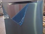 une photo d'un lave-vaisselle en cours d'installation