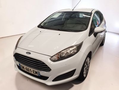 La voiture blanche est garée dans la salle blanche du showroom.