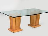 une table en verre avec une base en bois et un plateau en verre