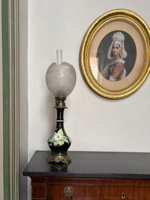 un tableau accroché au mur au-dessus d'une commode dans une pièce