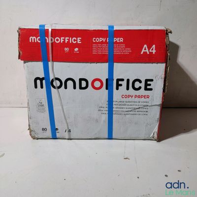 une boîte de papier de bureau posée sur une table