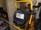 un radiateur noir et jaune posé sur une étagère dans une pièce