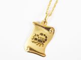 une image représentant un collier en or orné d'un parchemin et d'empreintes de pattes