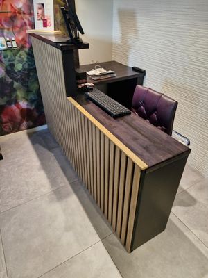 Comptoir d'accueil d'angle en mélaminé foncé et bois clair a…