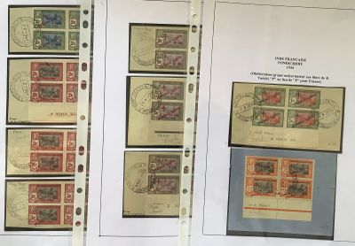 deux pages de timbres différents posées sur une table, avec une photo de ceux-ci