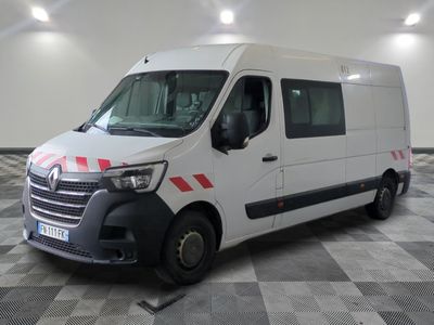 l'image d'une camionnette blanche garée dans un garage