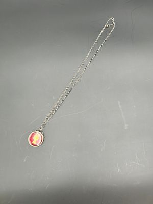 un gros plan sur une chaîne en argent ornée d'une étoile rouge et jaune