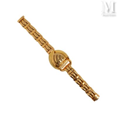 une image d'une montre en or sur fond blanc