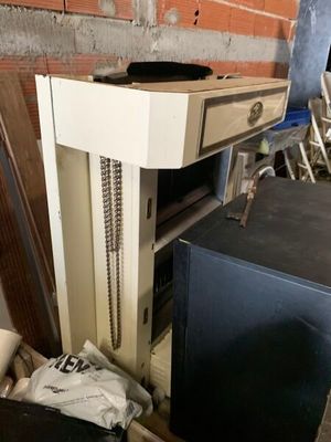 Rôtisserie à 4 broches, fonctionnant au gaz.