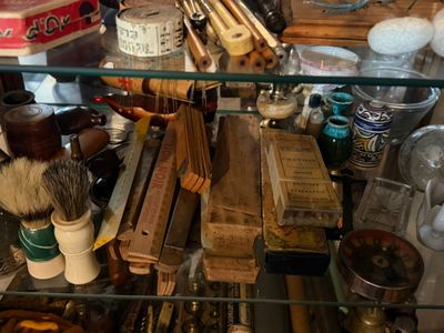 une étagère en verre sur laquelle sont disposés de nombreux objets divers