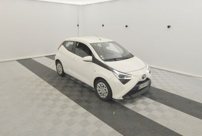 une photo d'une petite voiture blanche dans un garage