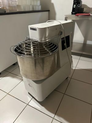 un mixeur posé par terre dans la cuisine
