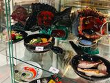 de nombreuses assiettes de plats exposées dans une vitrine