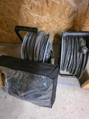 deux chaises assises l'une à côté de l'autre dans une pièce