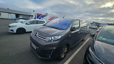 de nombreuses voitures garées sur un parking par temps nuageux
