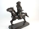 statue en bronze d'un homme à cheval sur fond blanc