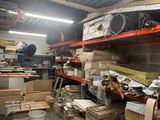 de nombreux cartons et boîtes sur les étagères de l'entrepôt