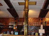 une image représentant un bar dont le comptoir est en or massif