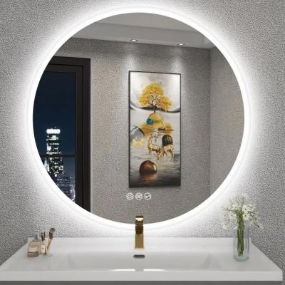 un lavabo de salle de bains surmonté d'un miroir et d'un vase de fleurs