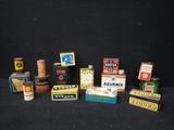 de nombreux types de boîtes sur fond noir