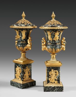 paire d'urnes françaises du XIXe siècle en bronze doré et marbre