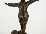 statue en bronze représentant un homme les bras écartés