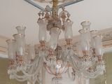 un lustre suspendu au plafond d'une pièce