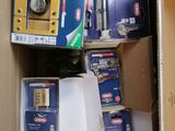 une boîte contenant tout un assortiment d'appareils électroniques