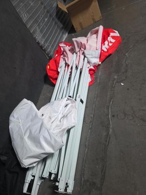 beaucoup de poteaux blancs et de sacs par terre