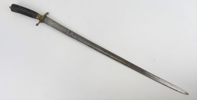 une vieille épée avec un manche en bois sur une surface blanche