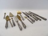 un ensemble d'argenterie comprenant des fourchettes, des couteaux et des cuillères