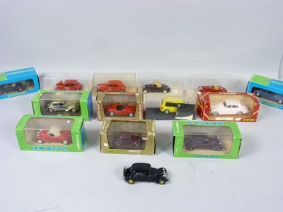 beaucoup de petites voitures dans les boîtes sur la table