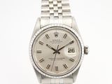 une photo d'une montre Rolex argentée avec des chiffres romains