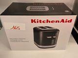 La boîte d'un grille-pain KitchenAid est posée sur un plan de travail.