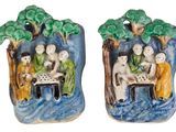 deux figurines représentant des personnes assises sur un banc