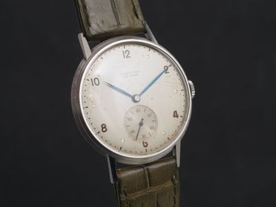 gros plan d'une montre-bracelet avec un bracelet en cuir marron