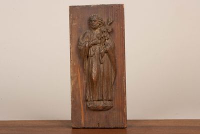 Bas-relief en bois sculpté figurant Saint-Joseph en pied, sa…