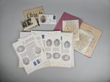 beaucoup de vieilles cartes et d'autres objets posés sur la table