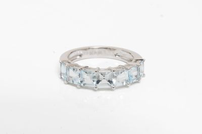 une bague en or blanc sertie de topazes bleues et blanches