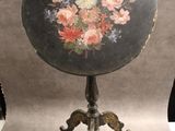 une table noire ornée d'un motif floral
