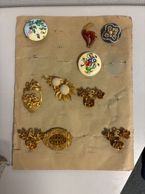 une feuille de papier sur laquelle sont représentés plusieurs bijoux