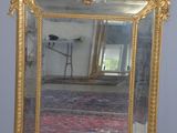 un miroir posé sur une table dans une pièce