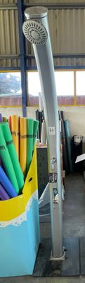 Les stylos aux couleurs vives se trouvent dans un récipient bleu, dans un garage.